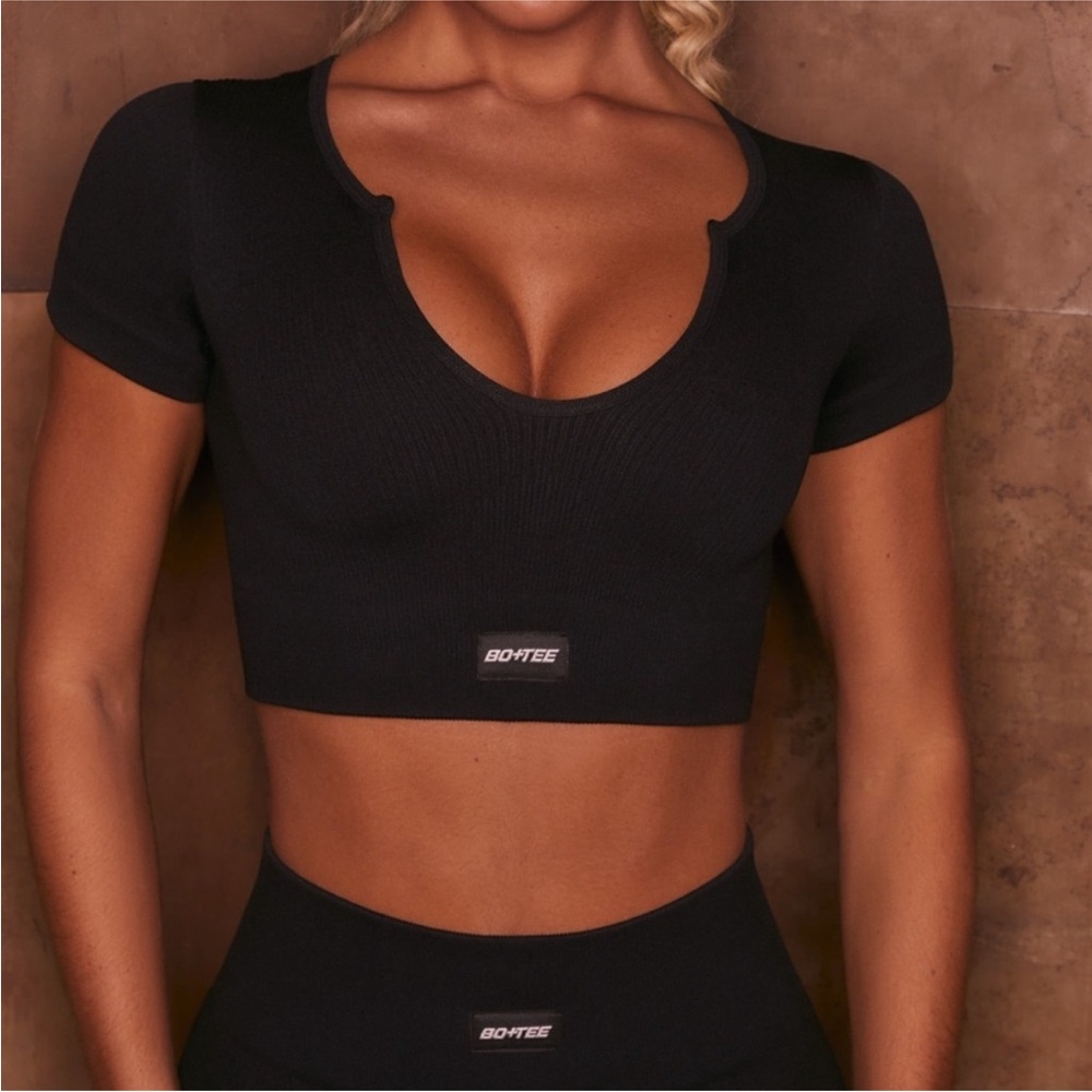 Bo + Tee Cropped Ribbed Top black v neck